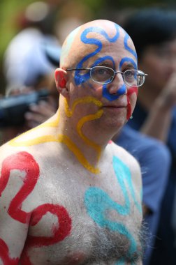 New York - 22 Temmuz 2017: Sanatçı boya 100 tam olarak çıplak modeller tüm şekil ve büyüklükte 4 Nyc vücut boyama sanatçı Andy Golub New York'ta Washington meydanında yer gün boyunca