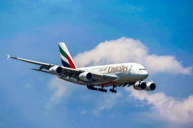 Emirates Airbus A380 New York 'taki JFK Uluslararası Havaalanına inmek için iniyor.