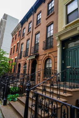 BrooKLYN, New York - 29 Mayıs 2020: Brooklyn, New York Fort Greene Mahallesindeki Tarihi Brownstone Bölgesi