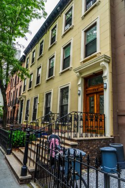 BrooKLYN, New York - 29 Mayıs 2020: Brooklyn, New York Fort Greene Mahallesindeki Tarihi Brownstone Bölgesi