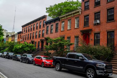 BrooKLYN, New York - 29 Mayıs 2020: Brooklyn, New York Fort Greene Mahallesindeki Tarihi Brownstone Bölgesi
