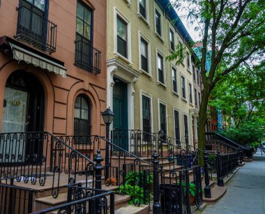 BrooKLYN, New York - 29 Mayıs 2020: Brooklyn, New York Fort Greene Mahallesindeki Tarihi Brownstone Bölgesi