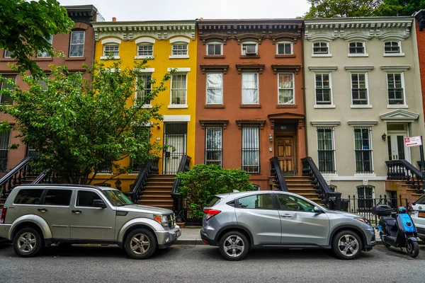 BrooKLYN, New York - 29 Mayıs 2020: Brooklyn, New York Fort Greene Mahallesindeki Tarihi Brownstone Bölgesi