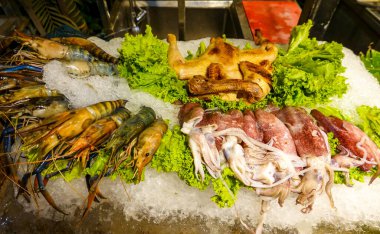 Siem Rip, Kamboçya 'daki Pub Caddesi' ndeki turist bar ve restoran alanında dondurulmuş taze yerel yiyecekler.