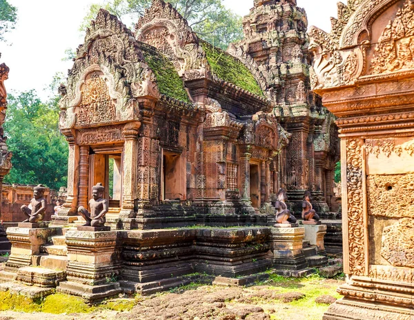 Banteay Srei Hindu Tapınağı Kamboçya 'nın Angkor Wat bölgesinde yer almaktadır.