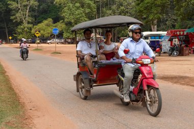 SIEM RIEP, CAMBODIA - 5 Kasım 2019: Tuk Tuk sürücüsü Kamboçya 'daki Angkor Wat Turlarına turist getirdi