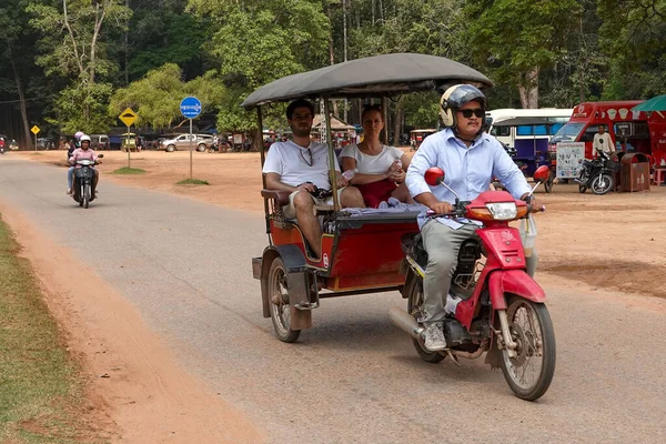 Siem Riep Cambodia November 2019 Tuk Tuk Driver Bring Tourists — Stock Photo, Image