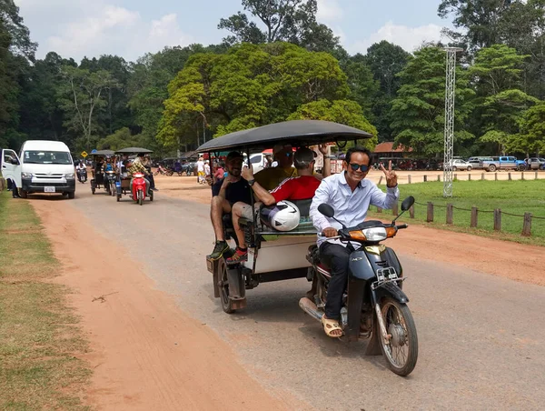 Siem Riep カンボジア 11月5 2019 Tuk Tukドライバがカンボジアのアンコールワットツアーのための観光客をもたらします — ストック写真