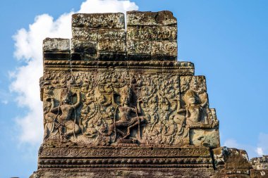 Bayon 'daki taş oymacılığı, Kamboçya' nın Angkor Thom kentindeki en önemli tapınak.
