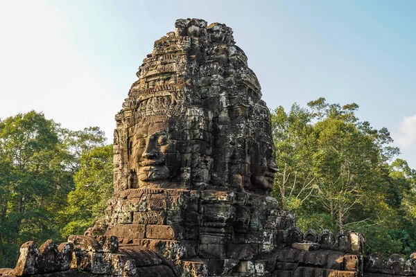 カンボジアのアンコールトムで最も有名な寺院であるバイヨンの有名な顔 — ストック写真