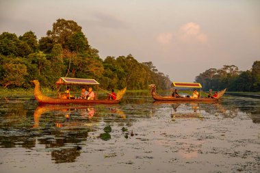 SIEM RIEP, CAMBODIA - 5 Kasım 2019: Gondola Günbatımı Tekne Gezileri Kamboçya 'daki Angkor Wat