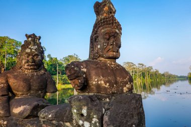 Angkor Thom 'un güney kapısı köprüsünde tanrı ve şeytan heykelleri var.