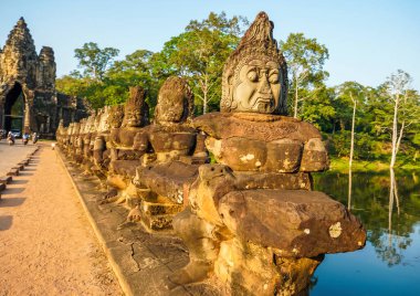 Angkor Thom 'un güney kapısı köprüsünde tanrı ve şeytan heykelleri var.