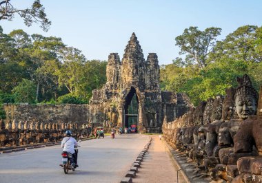 Angkor Thom 'un güney kapısı ve tanrılardan ve şeytanlardan oluşan bir köprü.