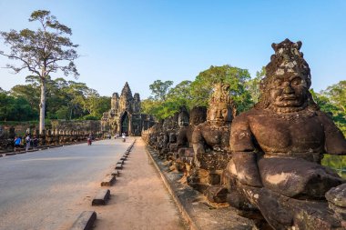 Angkor Thom 'un güney kapısı ve tanrılardan ve şeytanlardan oluşan bir köprü.