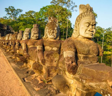Angkor Thom 'un güney kapısı köprüsünde tanrı ve şeytan heykelleri var.