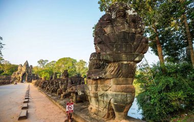 Angkor Thom 'un güney kapısı köprüsünde tanrı ve şeytan heykelleri var.