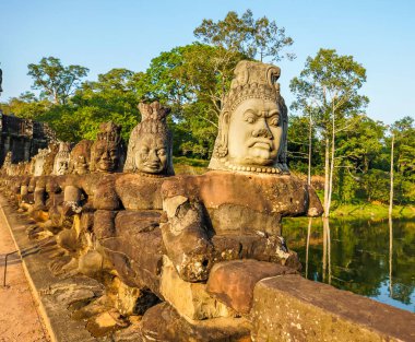 Angkor Thom 'un güney kapısı köprüsünde tanrı ve şeytan heykelleri var.