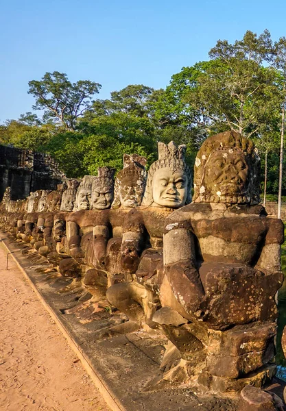Angkor Thom 'un güney kapısı köprüsünde tanrı ve şeytan heykelleri var.
