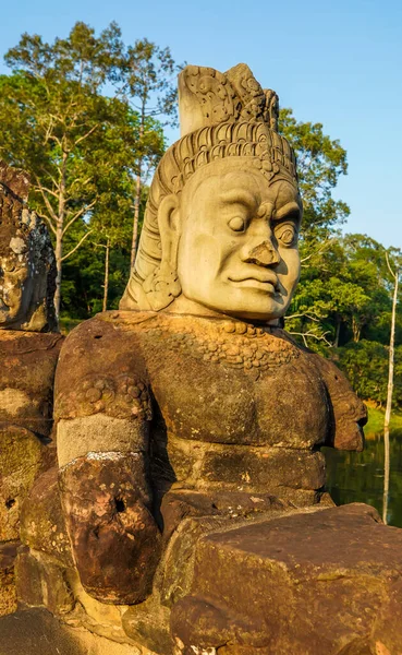 Angkor Thom 'un güney kapısı köprüsünde tanrı ve şeytan heykelleri var.