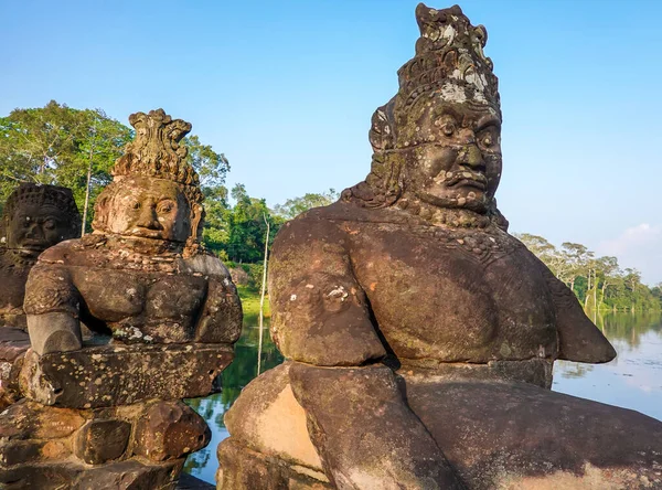 Angkor Thom 'un güney kapısı köprüsünde tanrı ve şeytan heykelleri var.