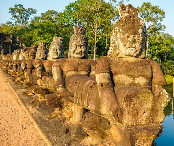 Angkor Thom 'un güney kapısı köprüsünde tanrı ve şeytan heykelleri var.