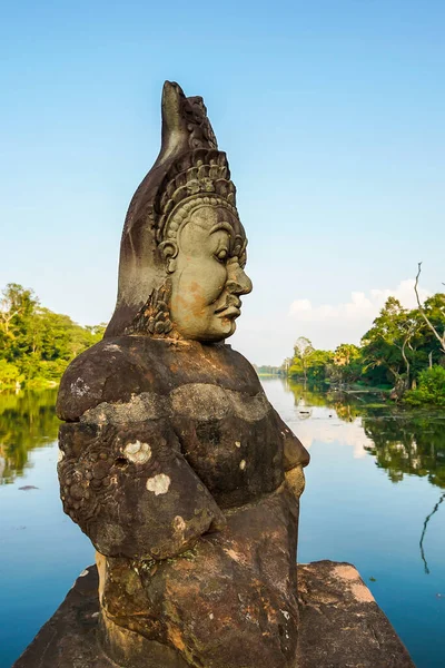Angkor Thom 'un güney kapısı köprüsünde tanrı ve şeytan heykelleri var.