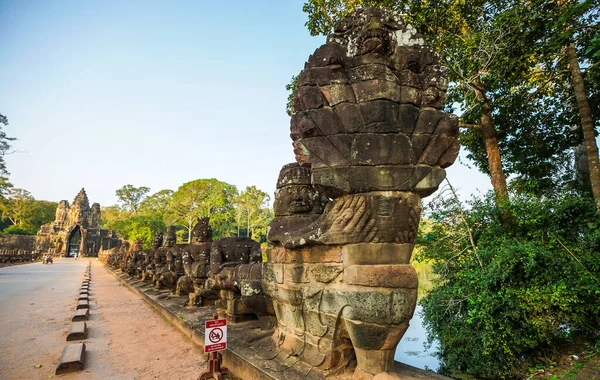 Angkor Thom 'un güney kapısı köprüsünde tanrı ve şeytan heykelleri var.
