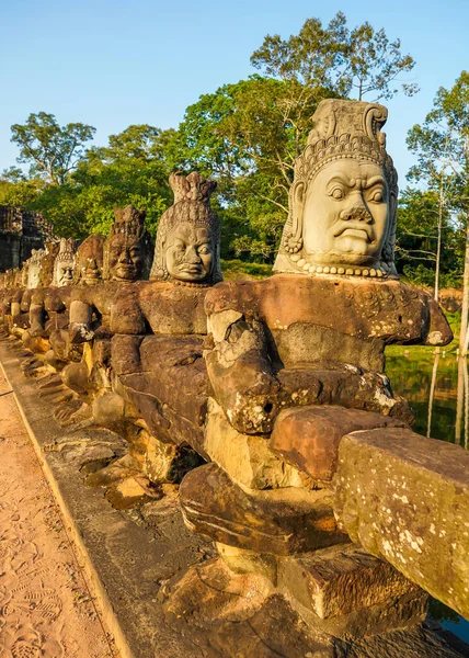 Angkor Thom 'un güney kapısı köprüsünde tanrı ve şeytan heykelleri var.