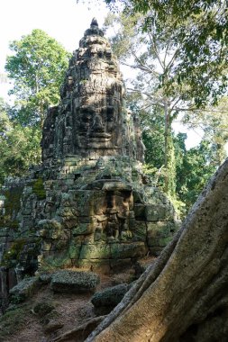 Angkor Ne 'deki Zafer Kapısı, Kamboçya. Bu kapı, Khmer İmparatorluğu 'nun eski başkenti olan bu harabelerdeki en ünlü sitelerden biridir..