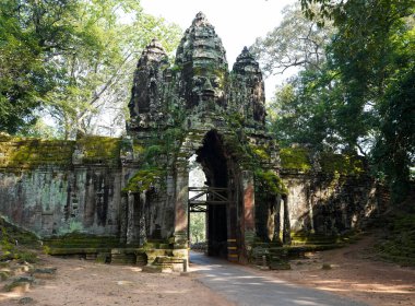 Angkor Ne 'deki Zafer Kapısı, Kamboçya. Bu kapı, Khmer İmparatorluğu 'nun eski başkenti olan bu harabelerdeki en ünlü sitelerden biridir..