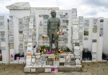 PUNTA ARENAS, ŞİLİ - 31 Ocak 2020 Şili 'deki Punta Arenas Sara Braun Mezarlığı' ndaki Indio Desconocido Anıtı