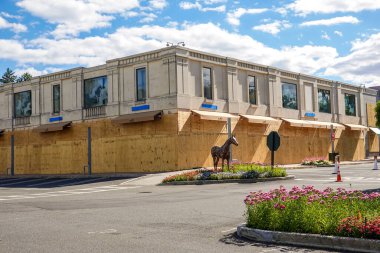 MANHASSET, NEW YORK - 7 Haziran 2020: Hermes mağazası Americana Manhasset 'teki mağazanın yağmalanmasını önlemek için bir önlem olarak kapanıyor. Americana Manhasset, New York 'un banliyösünde bulunan lüks ve açık hava alışveriş merkezidir.