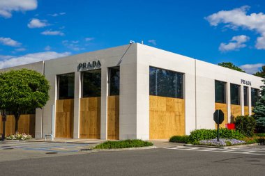 MANHASset, New York - 7 Haziran 2020: Prada mağazası, Americana Manhasset 'teki mağazanın yağmalanmasını önlemek için bir önlem olarak kapanıyor. Americana Manhasset, New York 'un banliyösünde bulunan lüks ve açık hava alışveriş merkezidir.
