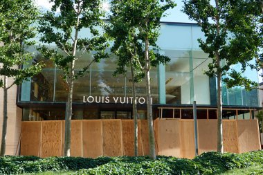 MANHASSET, NEW YORK - 7 Haziran 2020: Louis Vuitton mağazası Americana Manhasset 'teki mağazanın yağmalanmasını önlemek için tahta döşedi. Americana Manhasset, New York 'un banliyösünde bulunan lüks ve açık hava alışveriş merkezidir.
