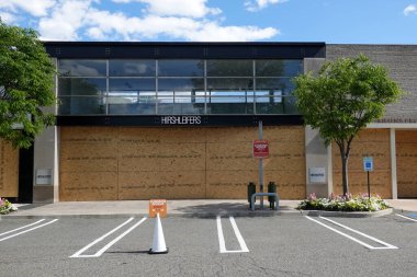 MANHASset, New York - 7 Haziran 2020: Hirshleifers, Americana Manhasset 'teki mağazanın yağmalanmasını önlemek için tahtaları kapadı. Americana Manhasset, New York 'un banliyösünde bulunan lüks ve açık hava alışveriş merkezidir.