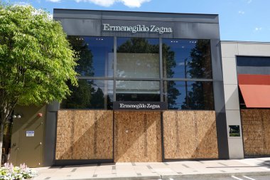 MANHASSET, NEW YORK - 7 Haziran 2020: Ermenegildo Zegna mağazası Americana Manhasset 'teki mağazanın yağmalanmasını önlemek için bir önlem olarak kapatıldı. Americana Manhasset, New York 'un banliyösünde bulunan lüks ve açık hava alışveriş merkezidir.