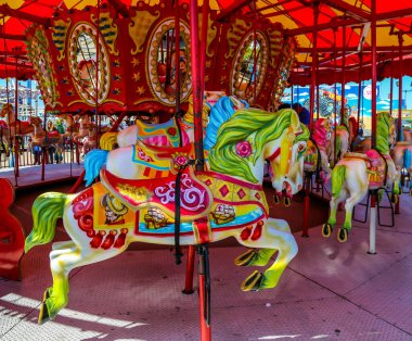 Brooklyn 'deki tarihi Coney Island Boardwalk' ta, Luna Park 'taki Coney Island atlıkarıncasında atlar.