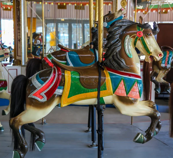 Hästar Traditionell Nöjesfält Karusell Historiska Coney Island Boardwalk Brooklyn — Stockfoto