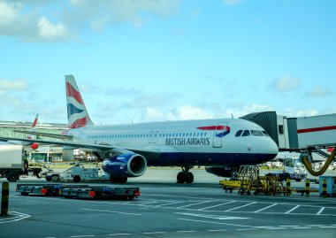 LONGFORD, İngiltere - 21 Eylül 2018: British Airways uçağı Heathrow Havaalanı 'nda pistte. Heathrow Havalimanı, İngiltere 'nin başkenti Londra' da bulunan uluslararası bir havaalanıdır.