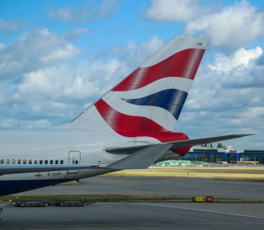 LONGFORD, İngiltere - 21 Eylül 2018: British Airways uçağı Heathrow Havaalanı 'nda pistte. Heathrow Havalimanı, İngiltere 'nin başkenti Londra' da bulunan uluslararası bir havaalanıdır.