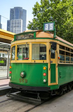 MELBOURNE, AUSTRALIA - 24 HAZİRAN 2019: Şehir Çemberi servisinde W sınıfı tramvay. Bu ücretsiz tramvay daha çok Melbourne, Avustralya 'nın orta ticaret bölgesinde koşan turistlere yönelik.