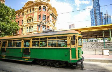MELBOURNE, AUSTRALIA - 24 HAZİRAN 2019: Şehir Çemberi servisinde W sınıfı tramvay. Bu ücretsiz tramvay daha çok Melbourne, Avustralya 'nın orta ticaret bölgesinde koşan turistlere yönelik.