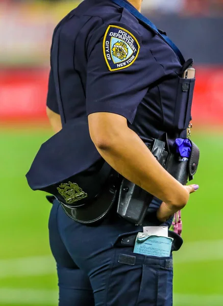 ニューヨーク 2019年7月24日 ニューヨーク市警察は ニューヨークのヤンキース競技場で開催された2019年ウェスタンユニオンカップのリバプールFcとスポーツCpの試合中にセキュリティを提供している — ストック写真