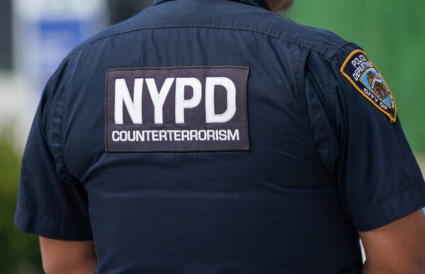 НЬЮ-ЙОРК - 27 августа 2019 года: Офицер полиции Нью-Йорка по борьбе с терроризмом обеспечивает безопасность в Нью-Йорке
 