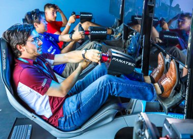 NEW YORK - 13 Temmuz 2019: Oyuncular, Brooklyn Red Hook 'taki 2019 New York City E-Prix sırasında Oyun Sahası içinde yeni yarış simülatörünün tadını çıkarıyorlar