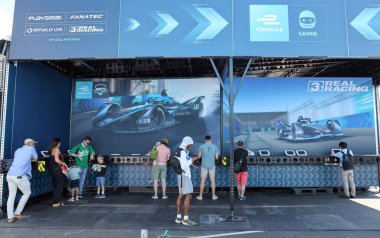 NEW YORK - 13 Temmuz 2019: Oyuncular, Brooklyn Red Hook 'taki 2019 New York City E-Prix sırasında Oyun Sahası içinde yeni yarış simülatörünün tadını çıkarıyorlar