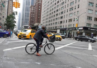 NEW YORK - 18 Temmuz 2019: Manhattan şehir merkezindeki Columbus Circle yakınlarında tanımlanamayan bisiklet sürücüsü