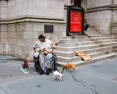 New York - 18 Temmuz 2019: Manhattan şehir merkezindeki Columbus Circle yakınlarında evsiz bir adam
