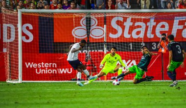 NEW YORK - 24 Temmuz 2019: Liverpool FC 'den orta saha oyuncusu Georginio Wijnaldum (5), New York' taki Yankees stadyumunda oynanan 2019 Western Union Cup maçında Sporting CP 'ye gol attı.